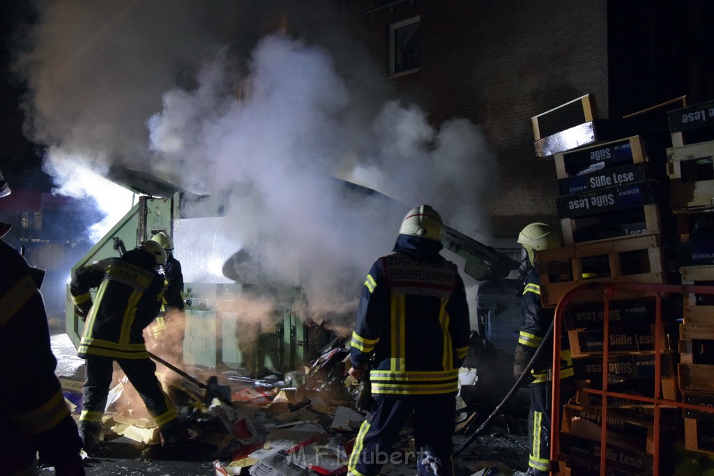 Feuer Papp Presscontainer Koeln Hoehenberg Bochumerstr P250.JPG - Miklos Laubert